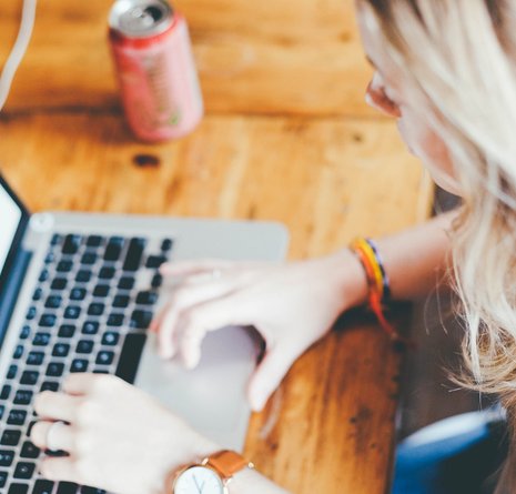 Schülerin arbeitet am Computer