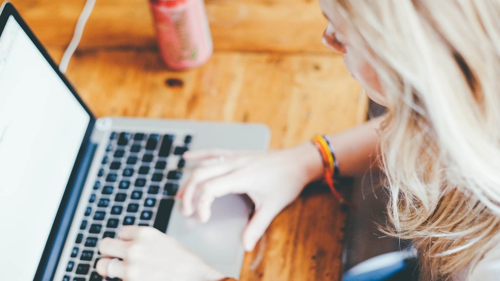 Schülerin arbeitet am Computer